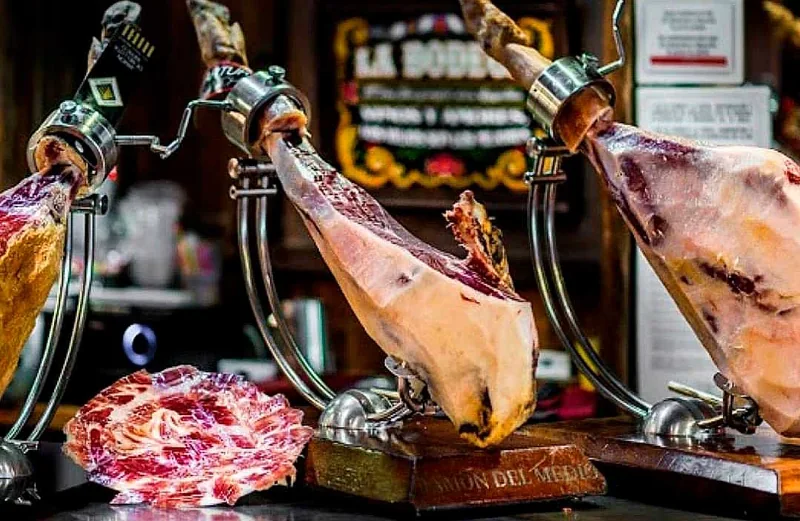 Jamones en los soportes de corte del restaurante